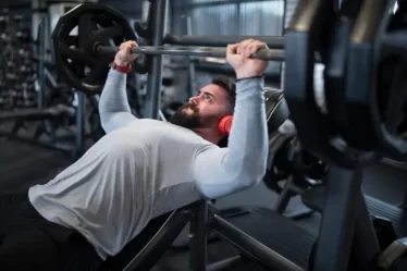 Como evoluir no treino de força com consistência