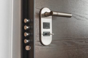 Como instalar fechaduras inteligentes em casa
